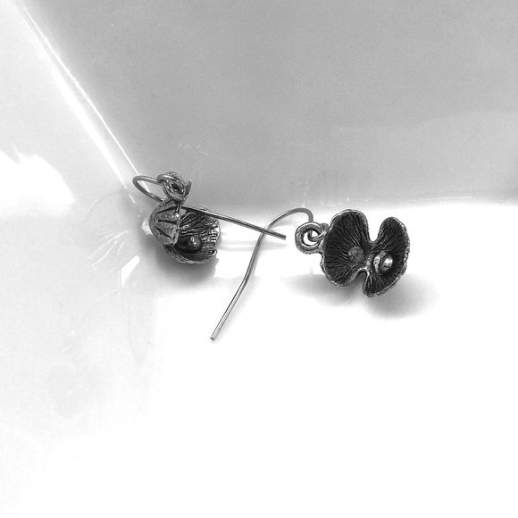 Miniature Oyster Clam Shell Pearl Ocean Life Sea Life Nature Gift Charm Earrings - Picture 4 of 4